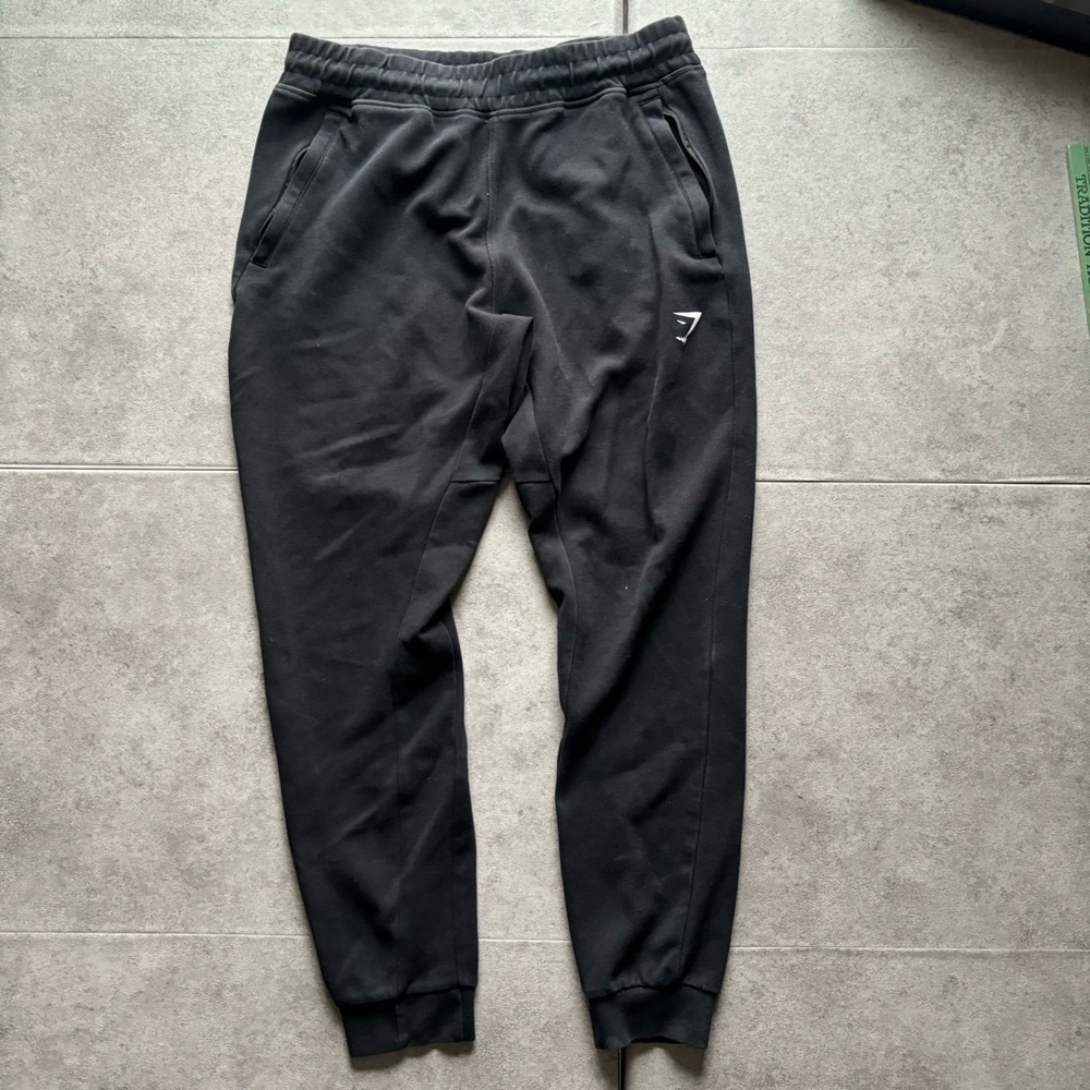 Black gymshark crest joggers